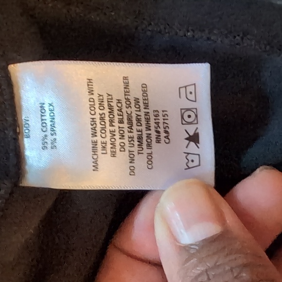 💵2/$10Bundle and Save💵 Calvin Klein| Black V-Neck Short Sleeved T-shirt - Picture 9 of 10